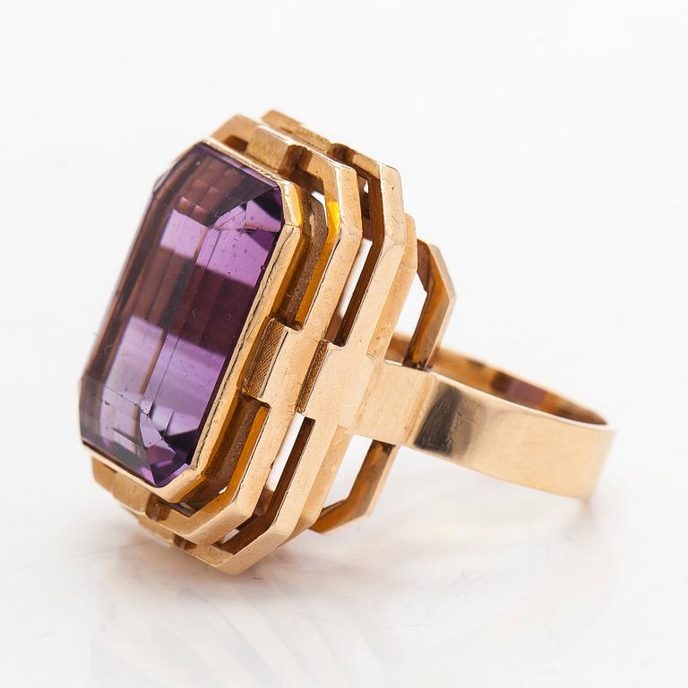 A 14K gold ring with amethyst.