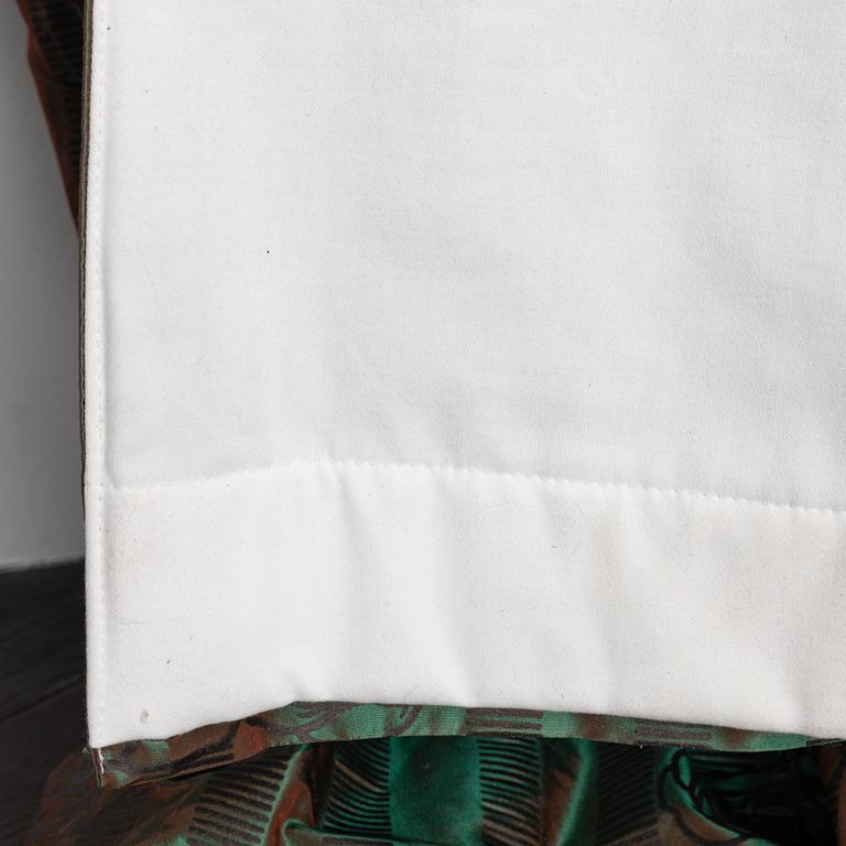 Gardiner, ett par, grönt mönstrat siden.