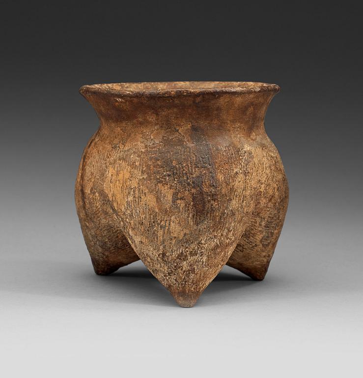 TRIPOD, grått lergods. Neolitisk tid, ca 1500 fkr.