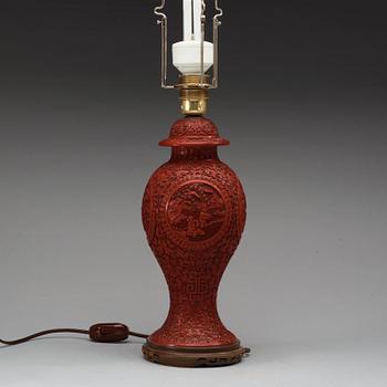 VAS med LOCK, röd lack. Kina, 1900-tal.