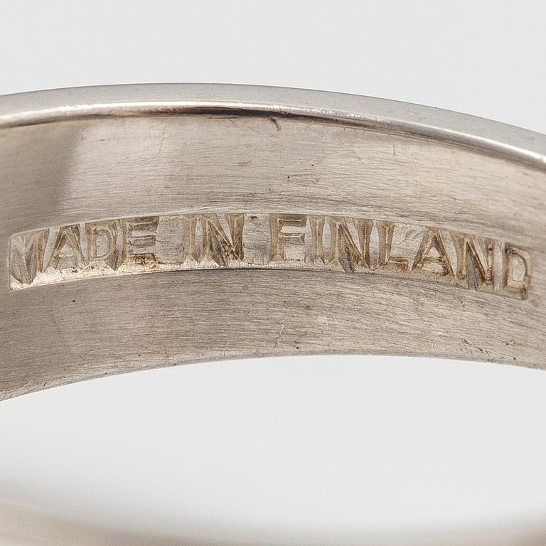A silver and enamel ring. Kultateollisuus, Turku 1972.