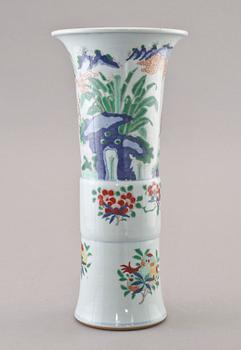 TRUMPETVAS, porslin, Kina, 1900-tal.