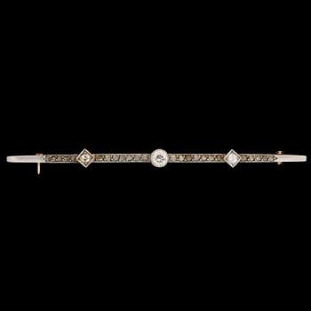 BROSCH, 14k guld samt platina med gammal- och rosenslipade diamanter, mittsten ca0,25ct. Vikt 6g.