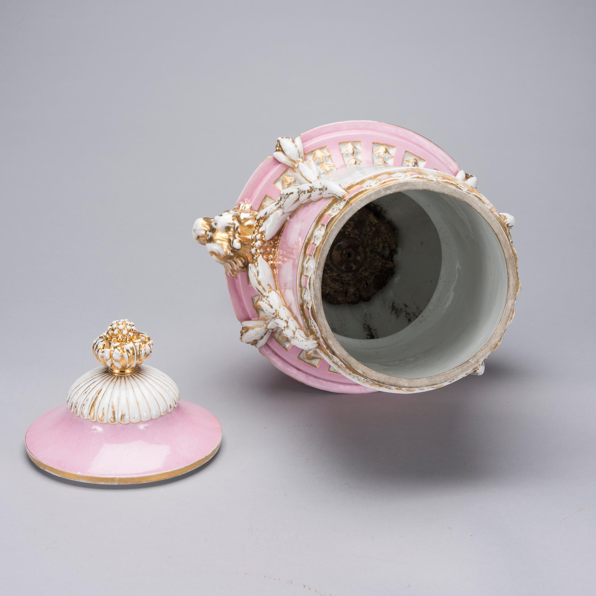 LOCKURNA, porslin, Sèvres-liknande märke, 1900-talets första hälft.