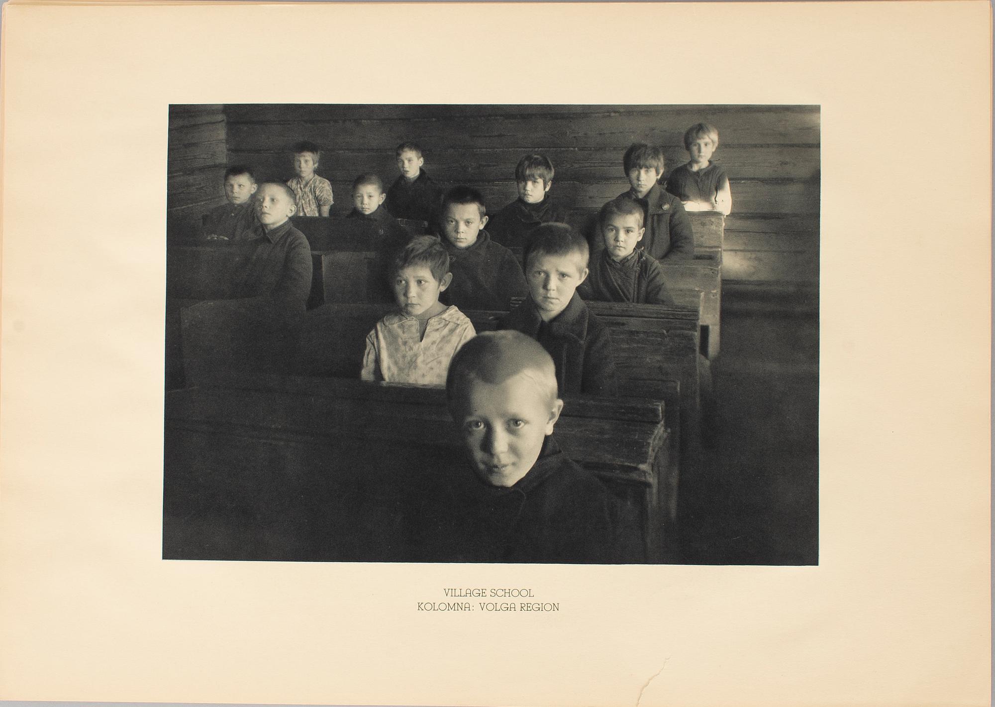 MARGARET BOURKE-WHITE, portfolio med fotogravyrer "Twelve Soviet Photo-prints".