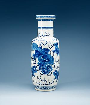 1574. A large blue and white roleauvase, Qing dynasty, 19th Century.