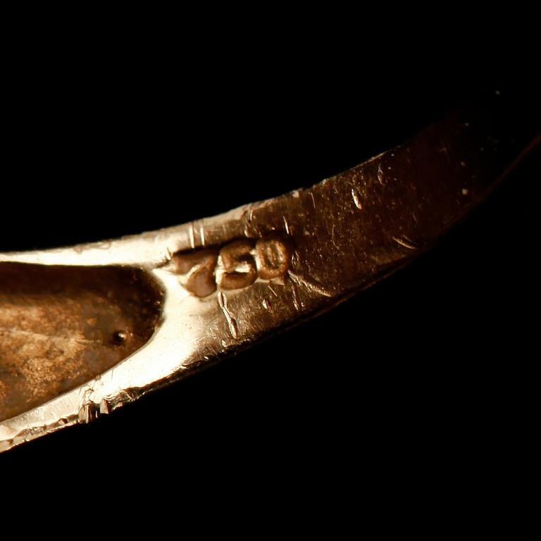 RING, 18 k guld, med 5 små briljanter och 4 safirer. Vikt ca 3 g.