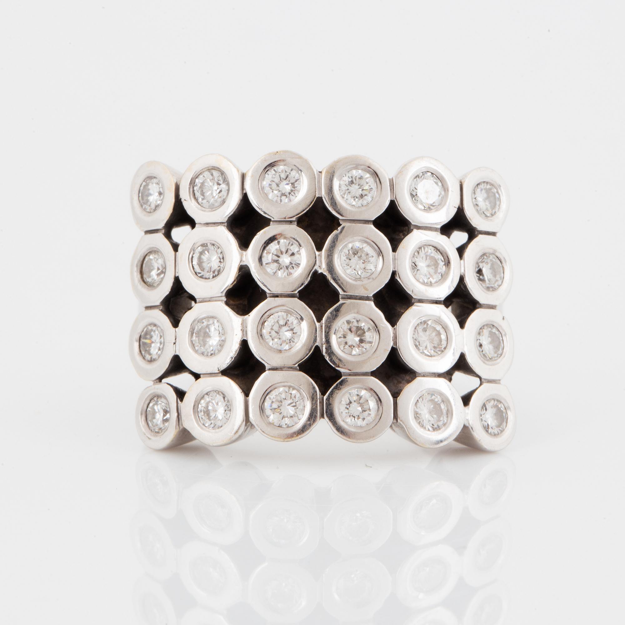 Ring med briljantslipade diamanter.