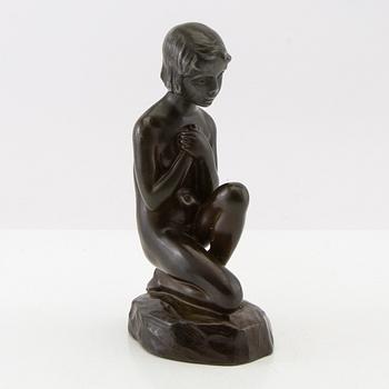 Elna Borch, sculpture of a seated girl.