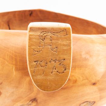 Fritjof Andersson Ammarnäs mjölkstäva / Nápphi, samearbete, signerad och daterad 1973.