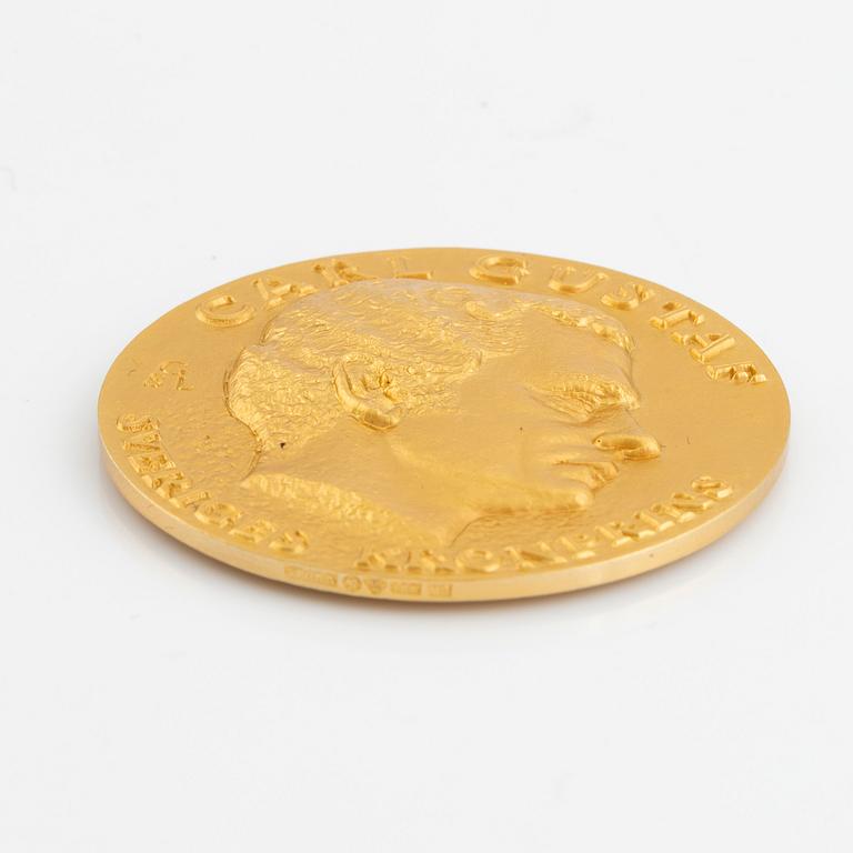 A Swedish 18K gold medal, over H.K.H. King Carl XVI Gustaf as crown prince.