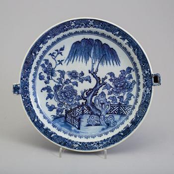 A blue and white export porcelain hot water dish, Qing dynasty, Qianlong (1736-95).