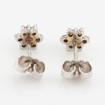 Örhängen, ett par. 18K vitguld med små diamanter och safirer.