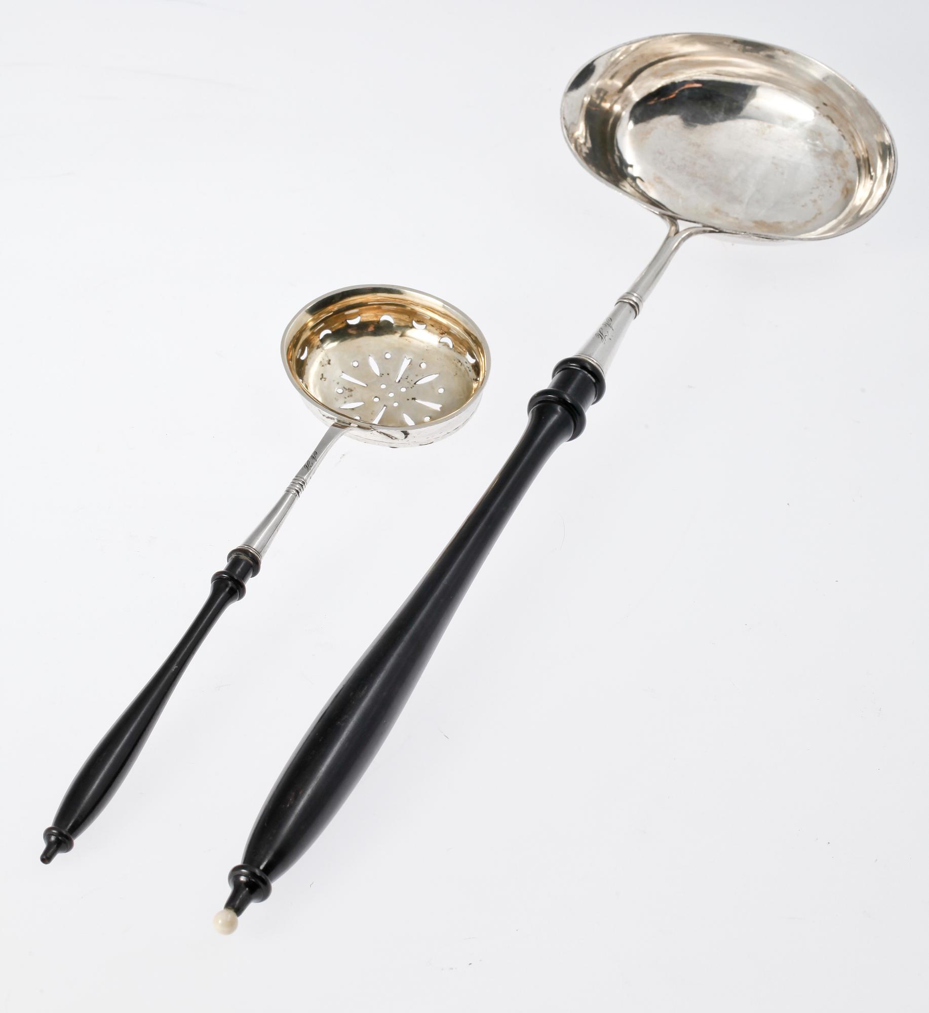 SOPPSLEV samt STRÖSKED, silver, bl.a. Jonas Lindberg. 1800-tal. Total vikt ca 92 g.