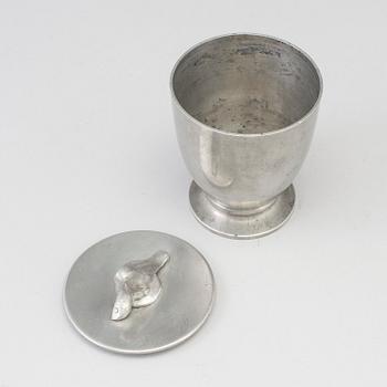 BURK MED LOCK, tenn, Firma Svenskt Tenn, Stockholm, 1929.