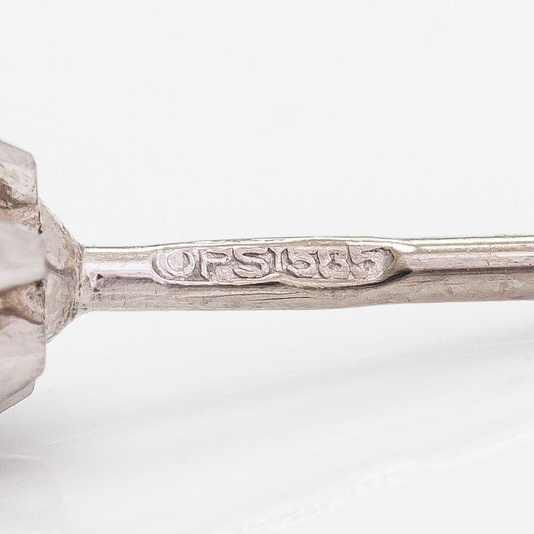 Örhängen, 14K vitguld med runda briljantslipade diamanter ca 1.01 ct totalt. E.G.L certifikat.