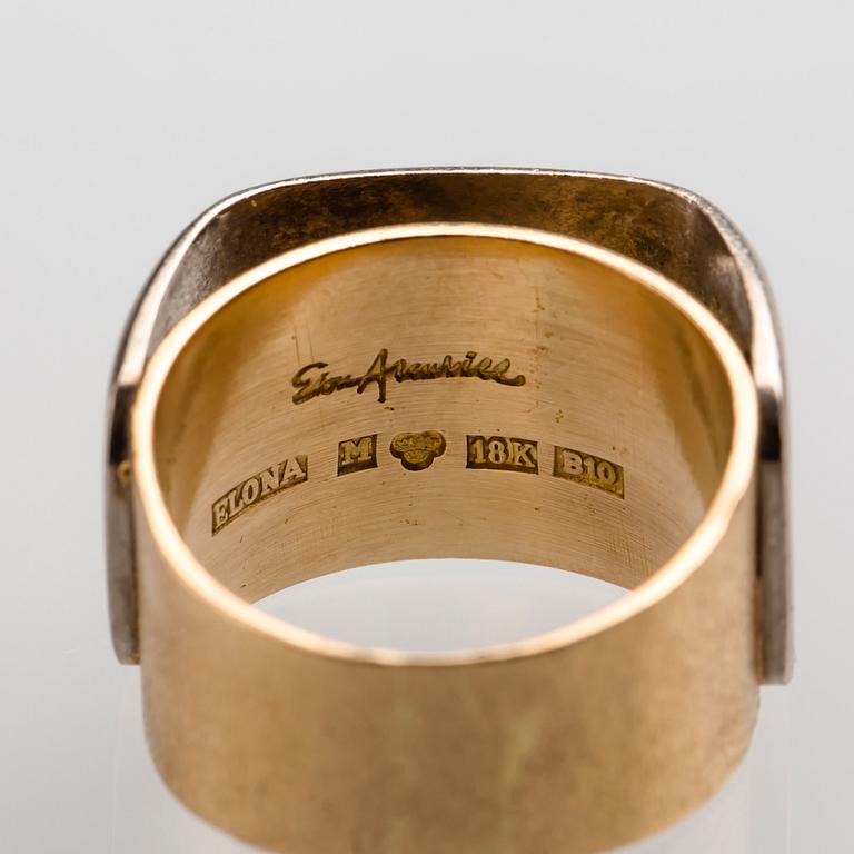RING, 18 K guld samt vitguld med briljantslipad diamant, ca 0.10 ct. Elon Arenhill, Malmö, 1976. Vikt ca 11 g.