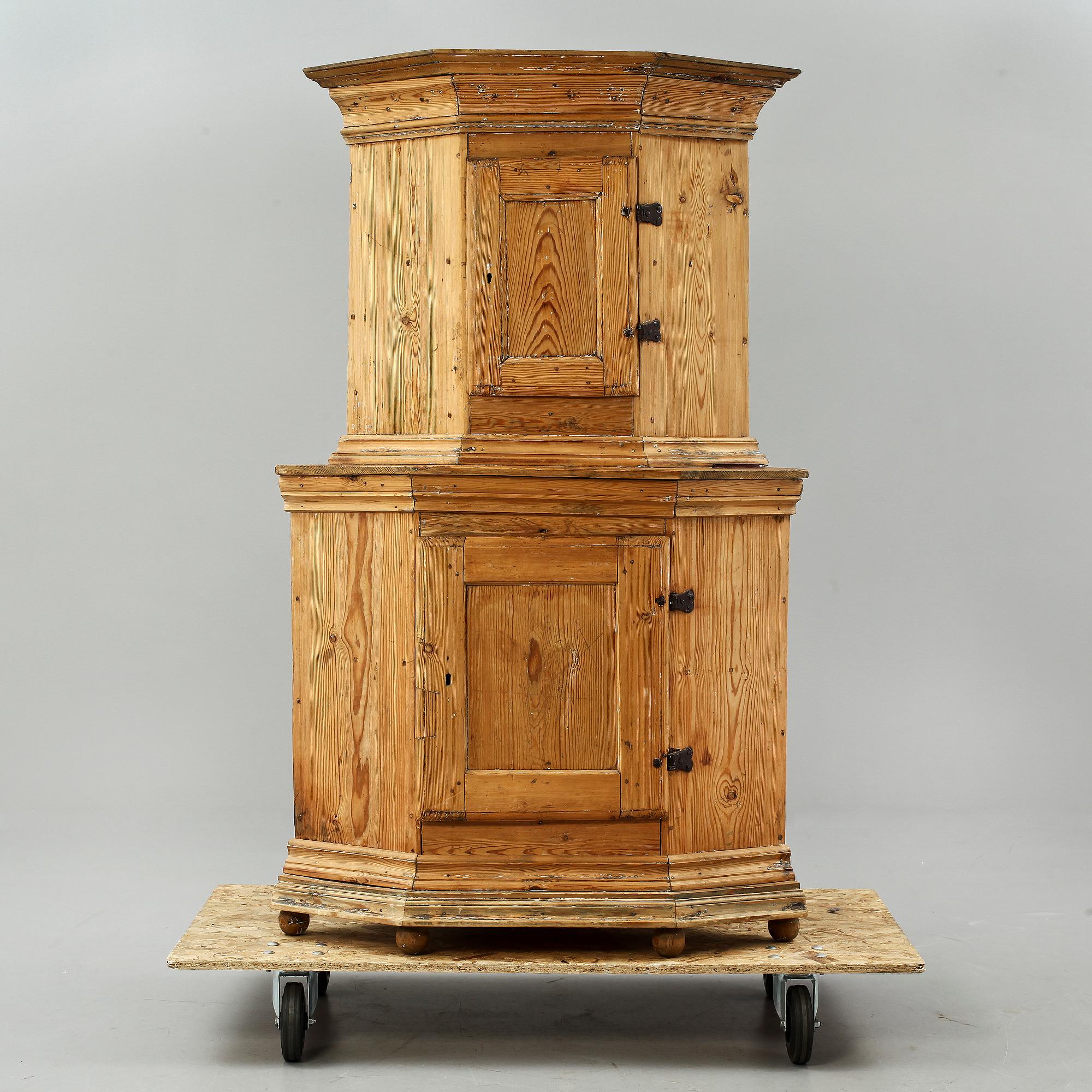 HÖRNSKÅP, allmoge, 1800-tal.