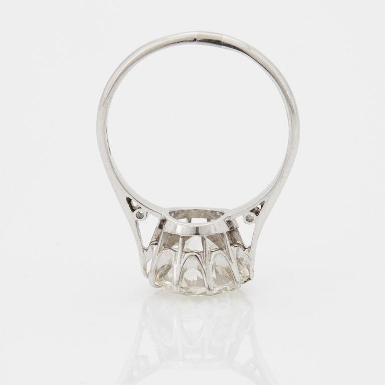 RING med en gammalslipad diamant.