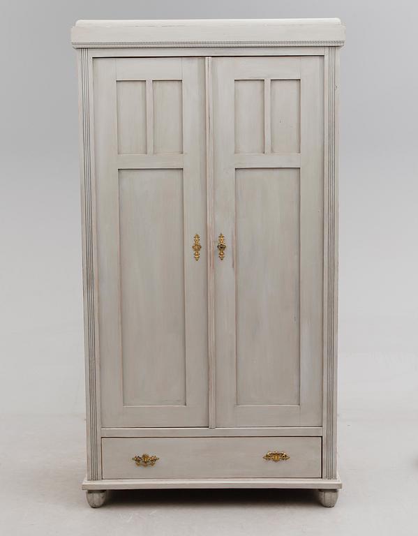 KLÄDSKÅP, omkring år 1900.