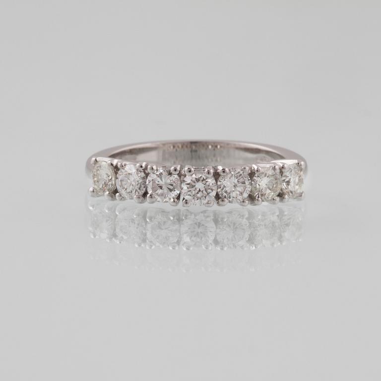 RING, 18K vitguld med 7 briljantslipade diamanter 1.01 ct, Milano, Italien. Vikt 3,7 gram.