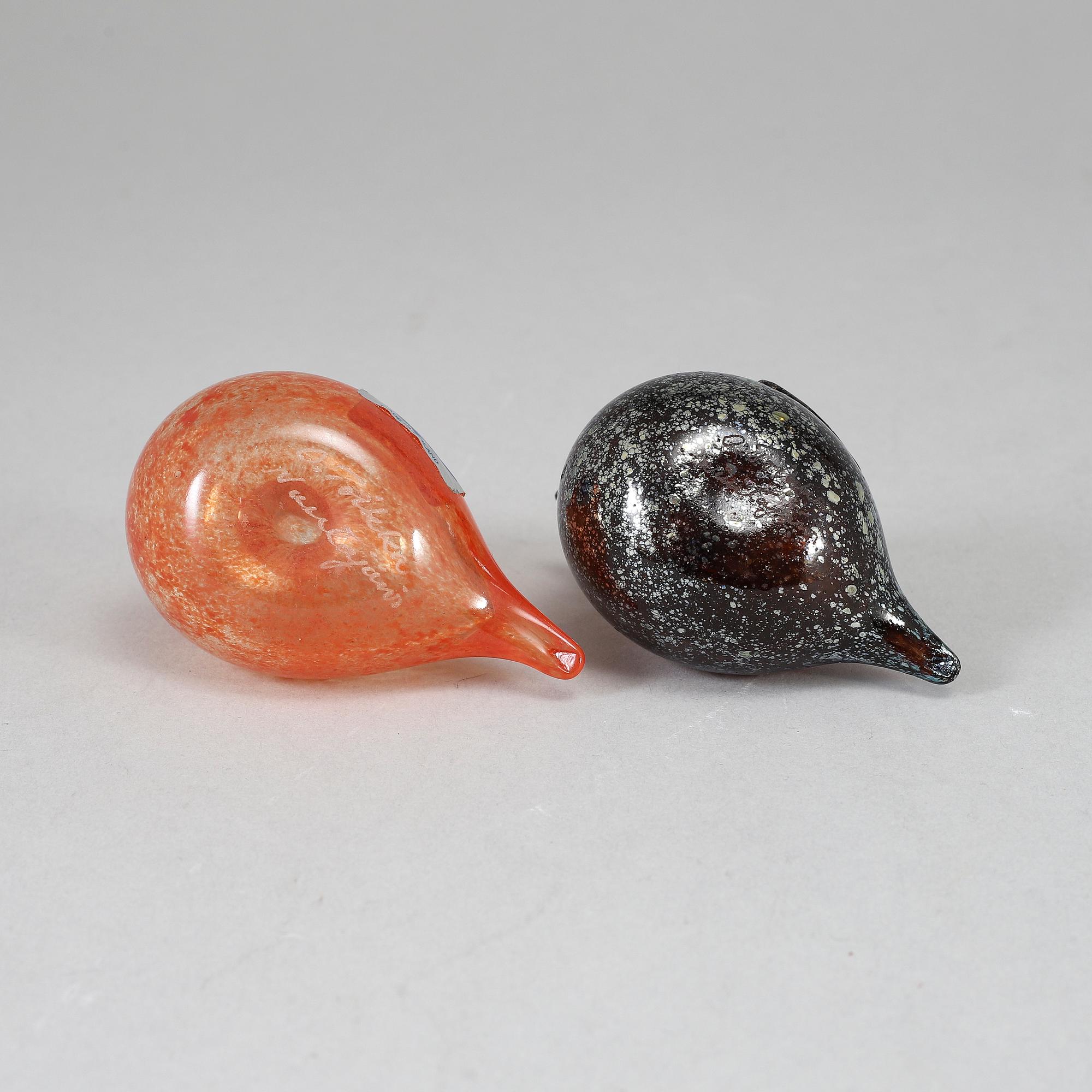 OIVA TOIKKA, glasfåglar, Red Golden-Crested Kinglet och Brown Golden-Crested Kinglet 1983, sign. O.Toikka, Nuutajärvi.