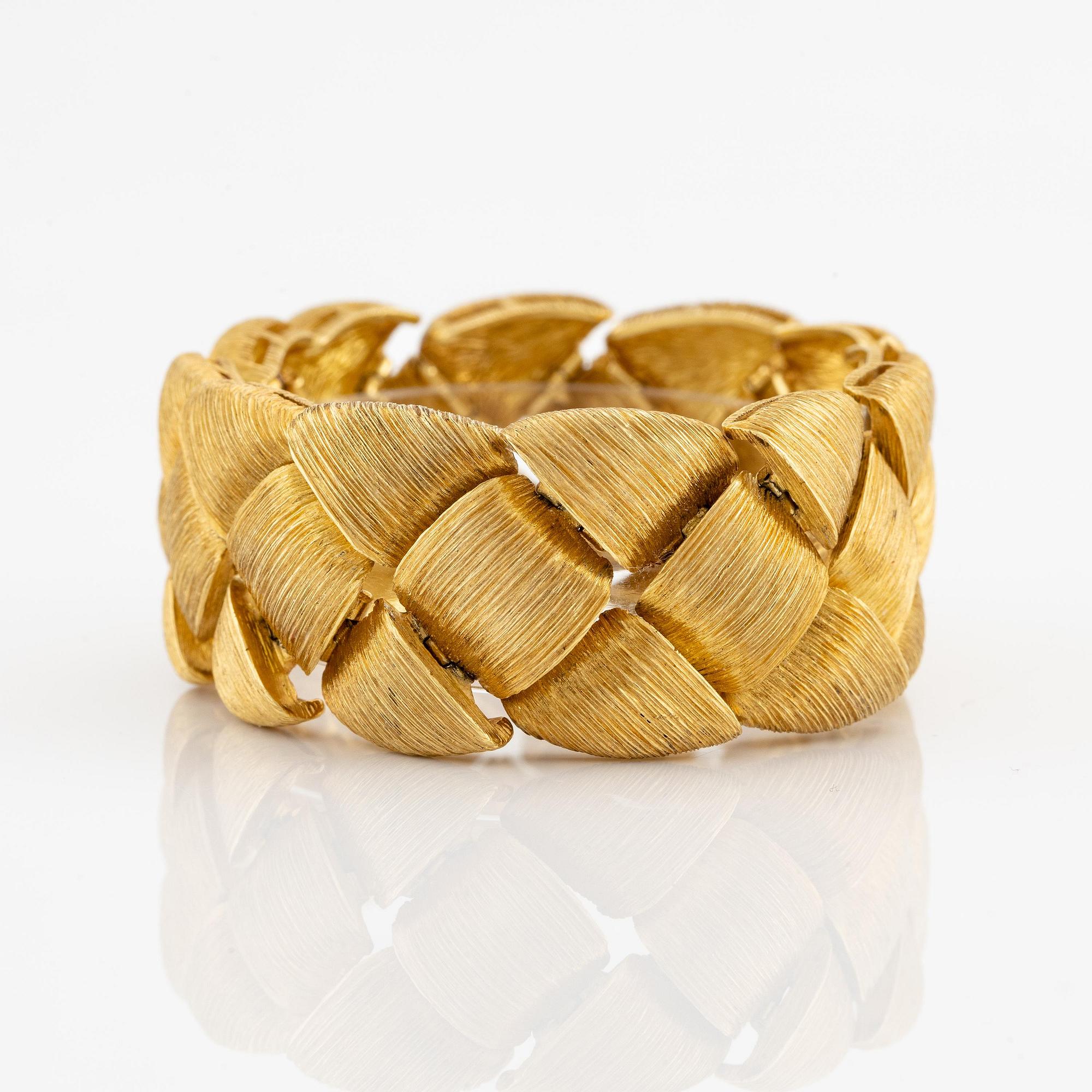 An 18K gold bracelet by Henry Dunay.
