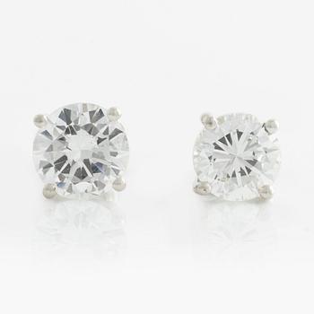 Earrings, one pair, with brilliant-cut diamonds.
