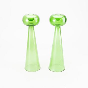 VASER/LJUSSTAKAR, ett par, grönt glas.