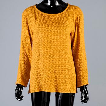 BLUS, Yves Saint Laurent.