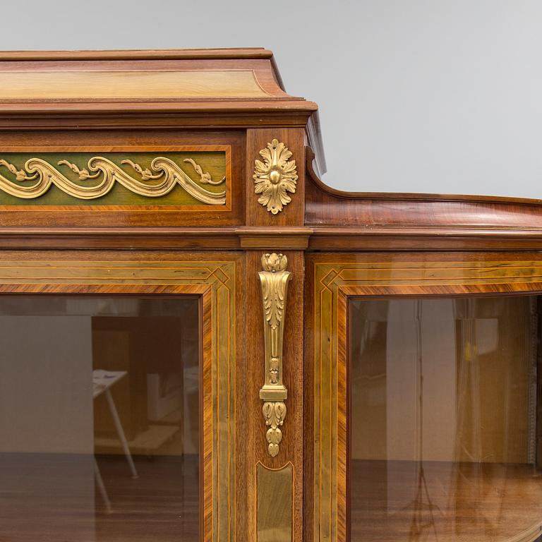 A DISPLAY CABINET, gustavian style, signed with label: "Gustaf L Sahlholm Snickare i Stockholm 25/5 1910".