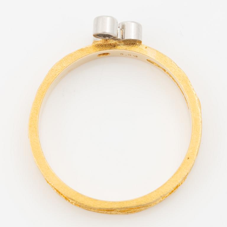Björn Weckström, Ring, 18K guld med runda briljantslipade diamanter, Finland 1975. För Lapponia.