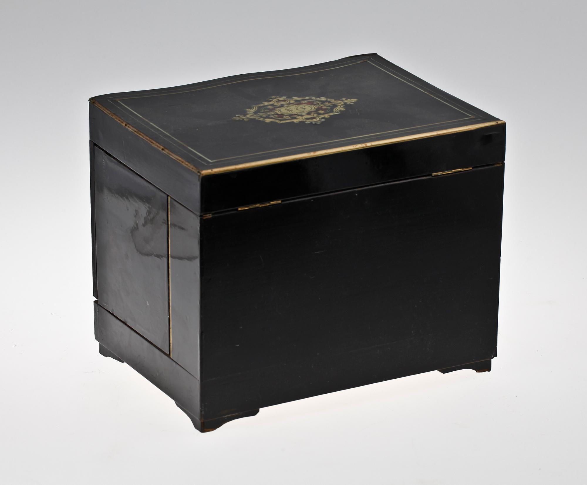 SCHATULL MED GLAS. 1800/1900-tal.