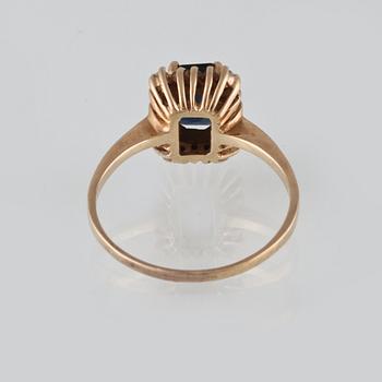 RING, 8K guld, samt blå safir och diamanter. Vikt 2,7 gram.