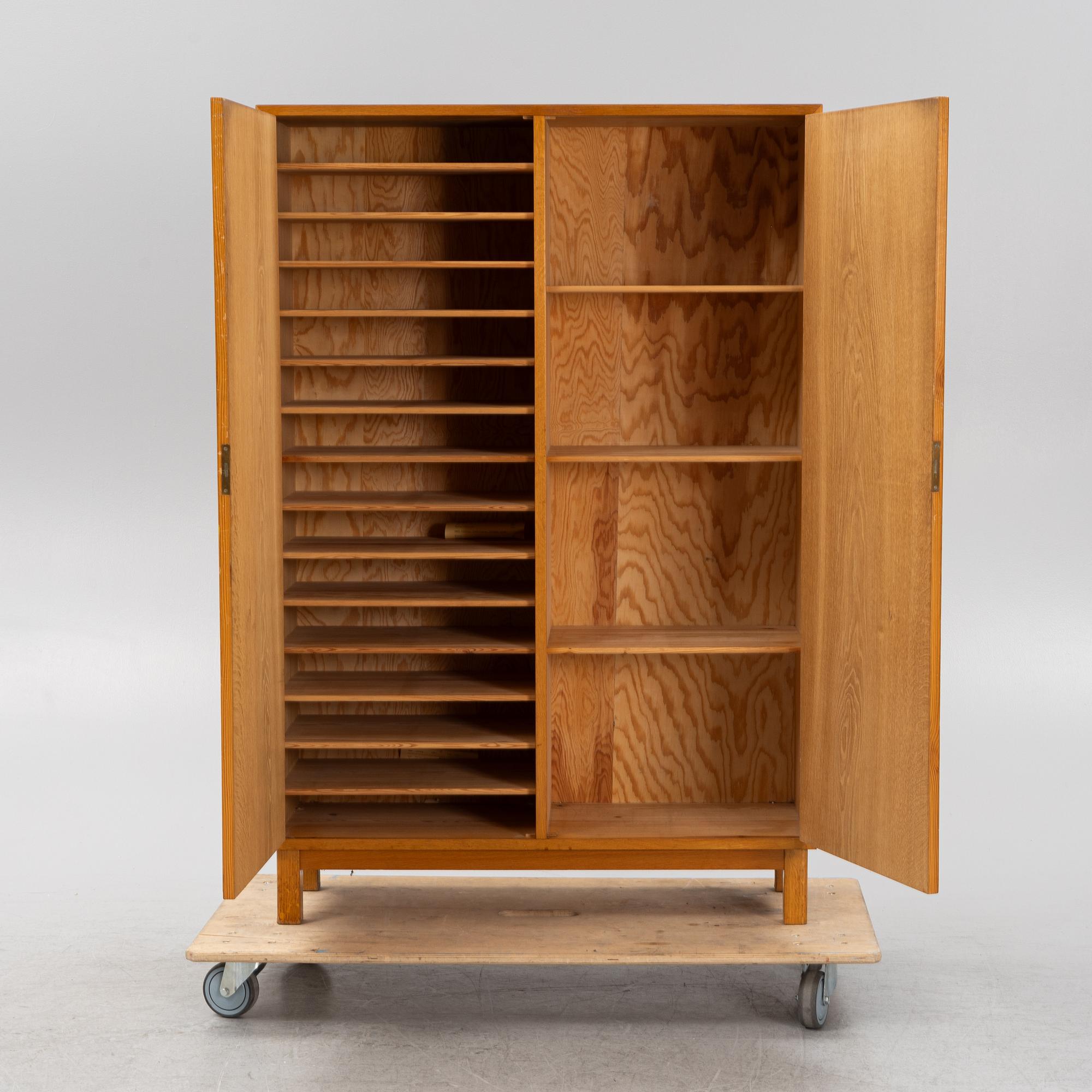 An oak veneered cabinet. 20th Century.