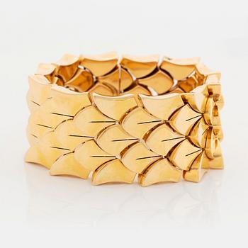 341. An 18K gold bracelet.