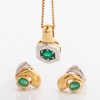 Pendant and earrings 18K gold with emeralds and 2 single-cut diamonds, chain metal.