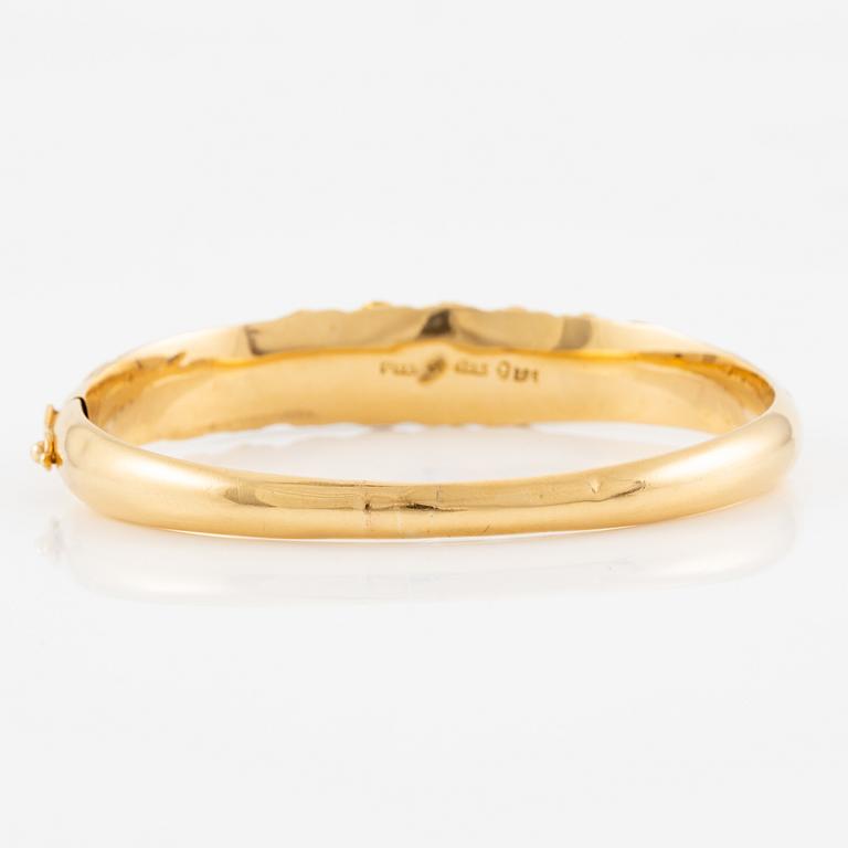 A bracelet in 18K gold with emeralds and pearls, 19th century.