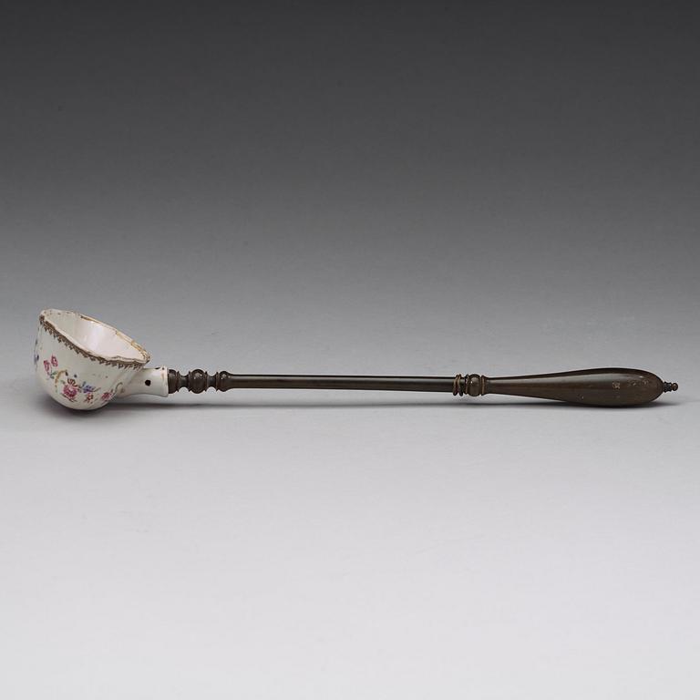 A famille rose spoon, Qing dynasty, Qianlong (1736-95).