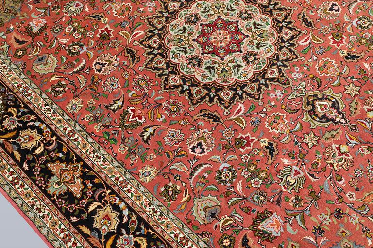 A part silk Tabriz carpet, approx. 50 Raj, 292 x 202 cm.