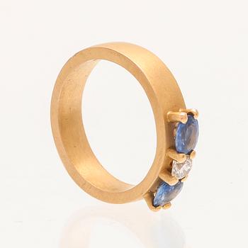 Ring med lägst 21,6K guld, briljantslipad diamant och ovala briljantslipade safirer, Claes Liljeroth Malmö.