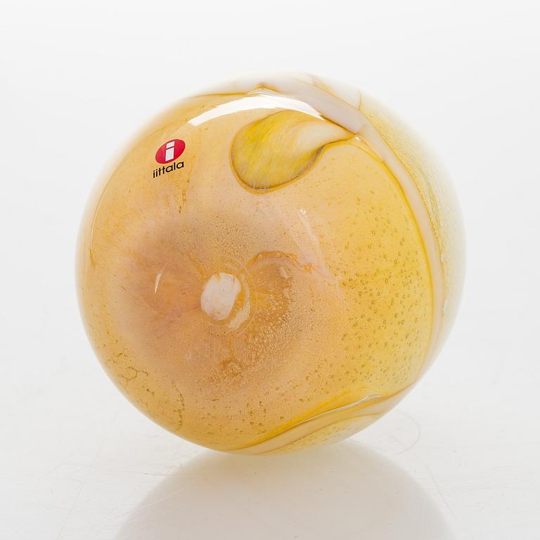 OIVA TOIKKA, A decorative glass egg, signed O. Toikka, Nuutajärvi 68/750.