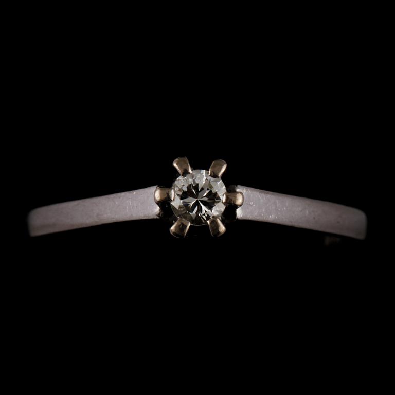 RING, 18k vitguld med briljantslipad diamant 0.10 ct, Sj &G, Göteborg, 1955. Vikt 3 g.