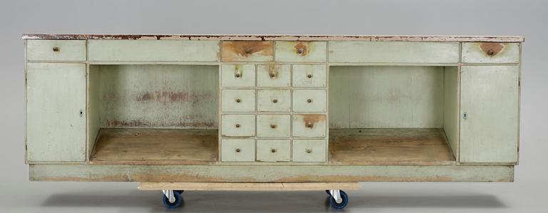 FRISÖRBÄNK / SIDEBOARD, 1900-talets första hälft.