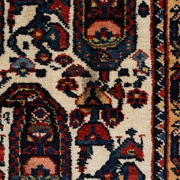 Matta, Chahar Mahal/Bakthiari. Ca 395 x 212 cm.