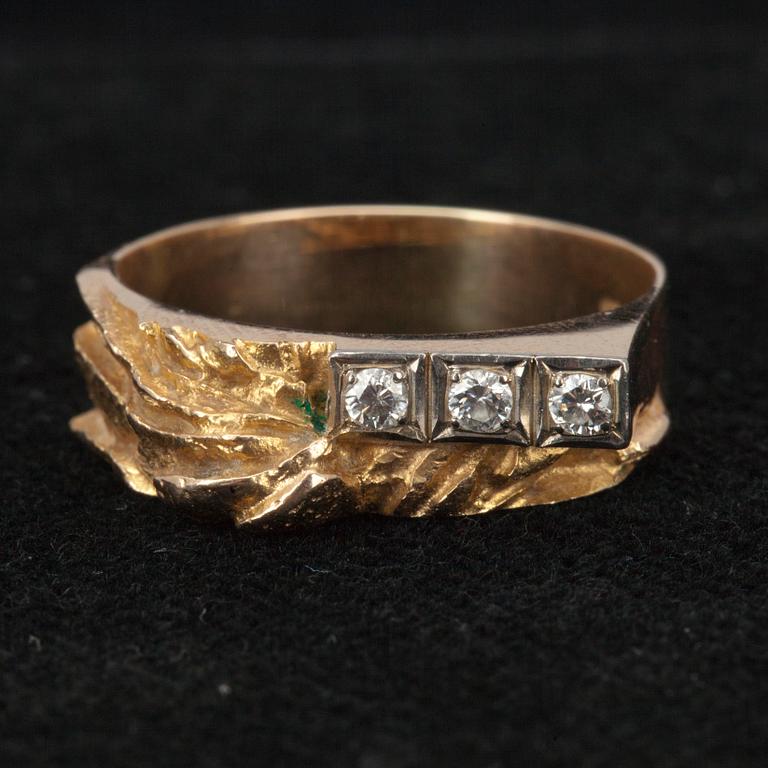 RING, guld 14K, 3 diamanter. Matti Hyvärinen, 1970-tal. 5,5 g.