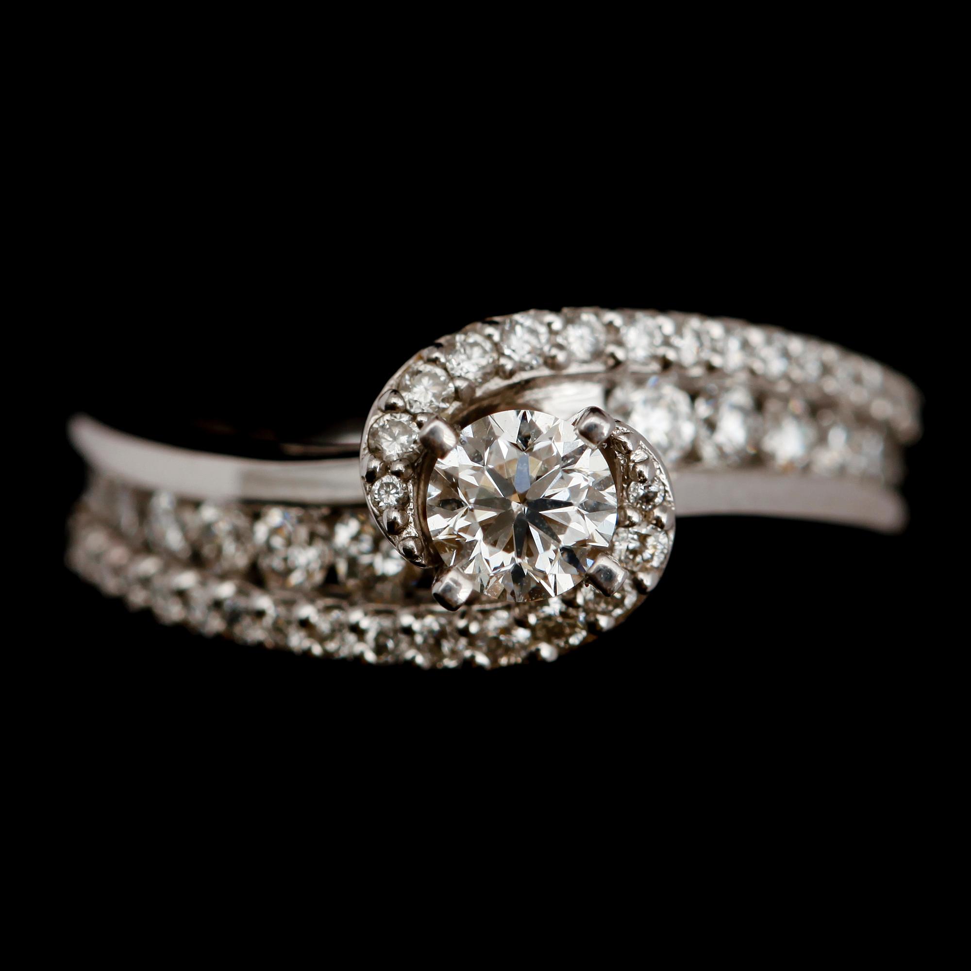 RING, 14 k vitguld, briljantslipade diamanter, total ca 1.0 ct.