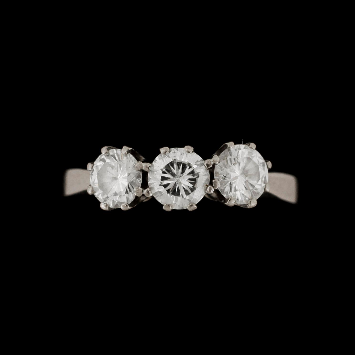 RING, 18k vitguld med 3 briljantslipade diamanter tot ca0,92ct enl gravyr. Vikt 3g.