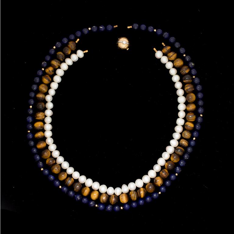 COLLIER, 3 st, 18 k guld -vitguld kullås med briljantslipad diamant ca 0,05ct. Per Borup, Köpenhamn. Vikt ca 6 g.