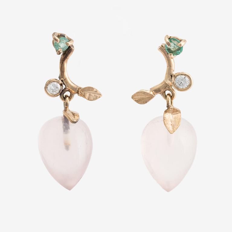 Örhängen med droppformad rosenkvarts, smaragder och briljantslipade diamanter.